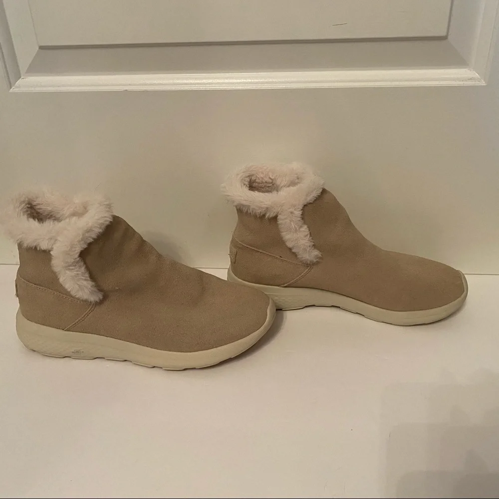 SKECHERS SHOES ANKLE BOOTS CREAM SUEDE LEATHER FAUX FUR ACCENT LINED SIZE 7.5
